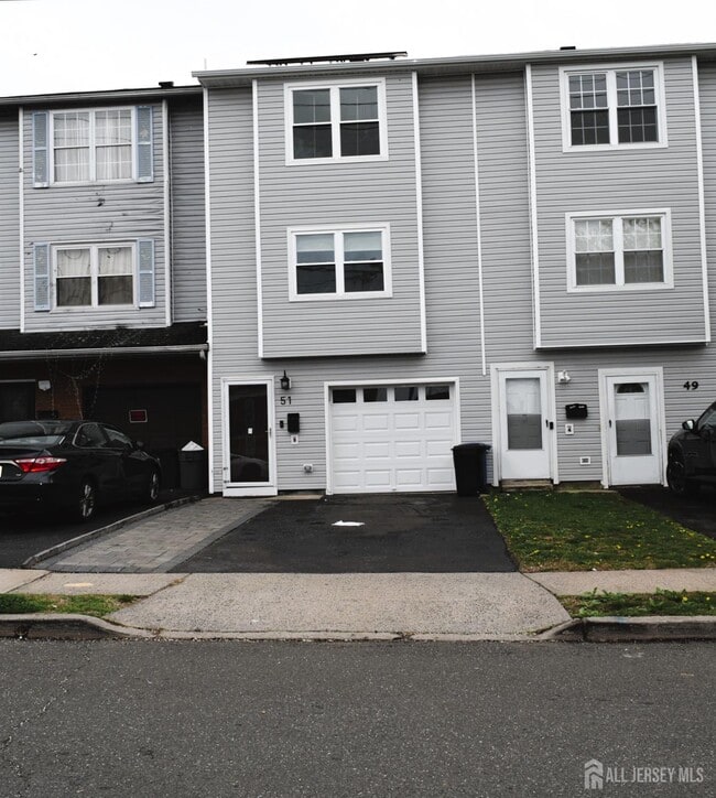 Building Photo - 51 Larch St