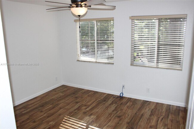 Building Photo - 947 Nandina Dr