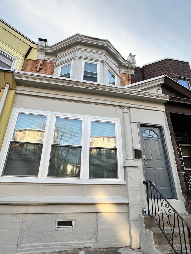 Building Photo - Renovated 3bd/1bth House with Rear yard!! SECTION 8 ONLY!!