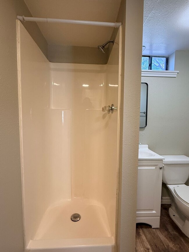 Building Photo - 3 Bedroom 2 Bath 2 Story Updated