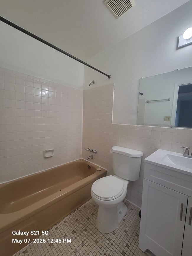 Building Photo - 4 bedroom 3.5 bathrooms townhouse in Kempsville.