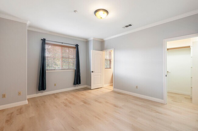 Building Photo - Three bedroom condo for lease in Arcadia