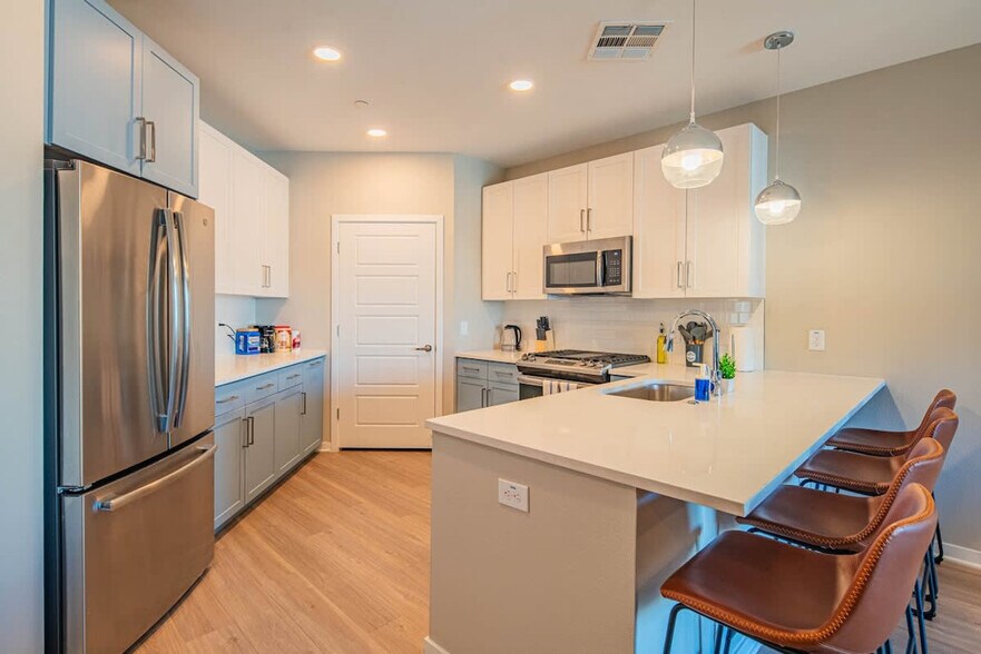 Building Photo - 777 E Stella Ln