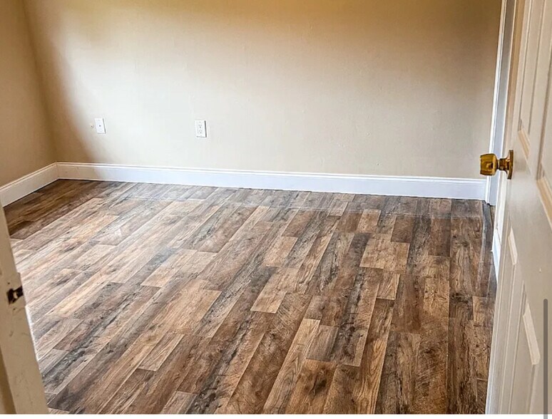 Building Photo - 706 W Alamo Dr