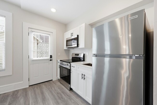 Building Photo - 300 E 3rd St