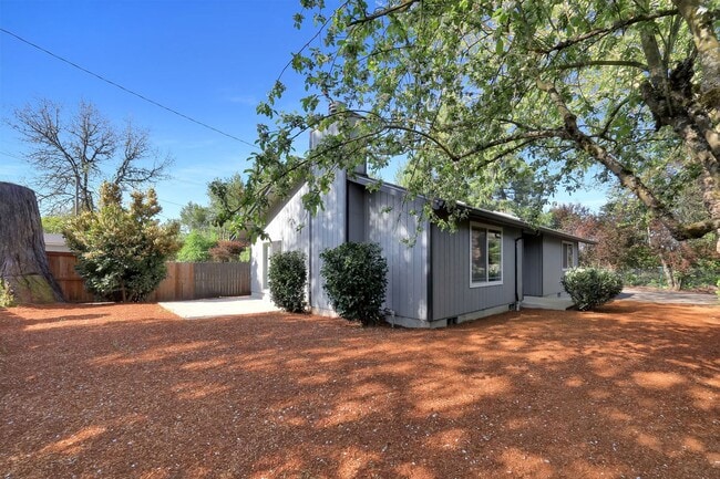 Building Photo - Updated 3 bedroom 2 bath house in a great ...