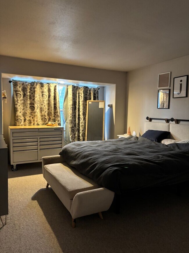 Building Photo - Beautiful house near walking trails and the hospital. Beautiful views of the Bridger Mountains