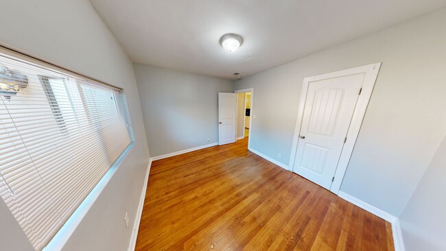 Building Photo - 4BD/3BA, Pool!! BIG house, 1800sqft!!