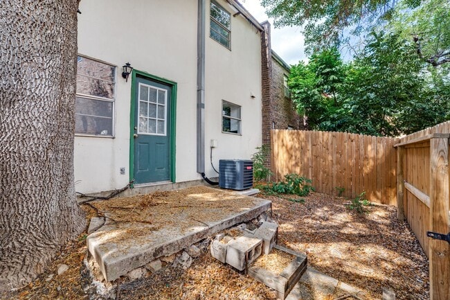 Building Photo - Charming 2-bedroom, 1.5 bath townhome in t...