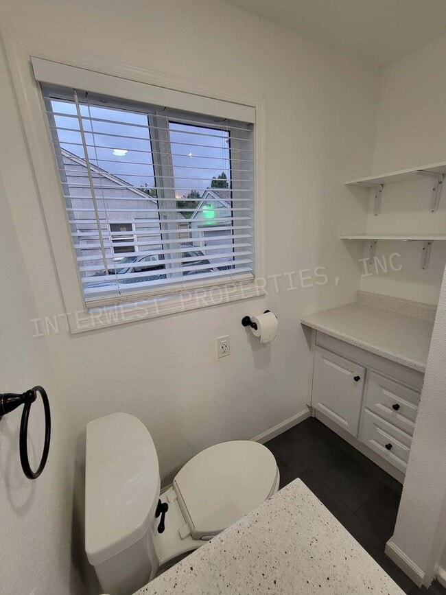 Building Photo - *RENT PROMO* 3+bd 1.5 ba Single Level West...