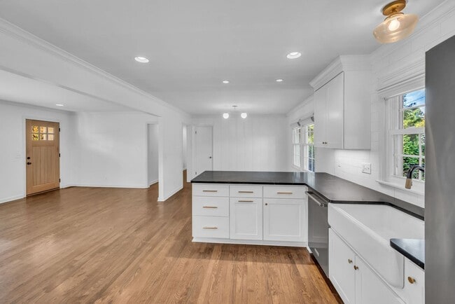 Building Photo - Stunning 3BR/2BA Home in the Highly Sought...