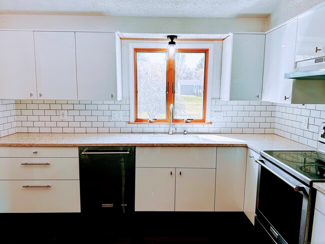 Building Photo - 37 Woodmont Dr