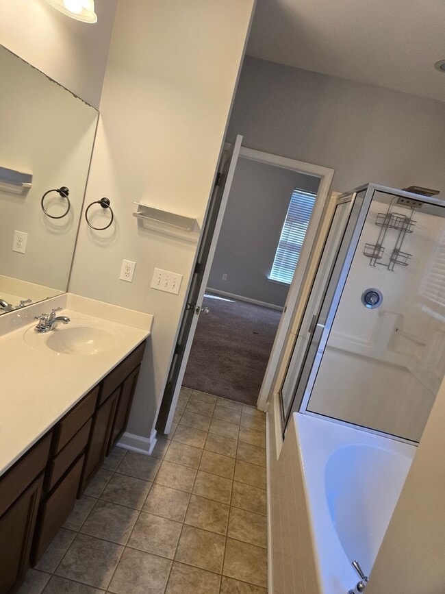 Building Photo - Beautiful 3 bedroom available