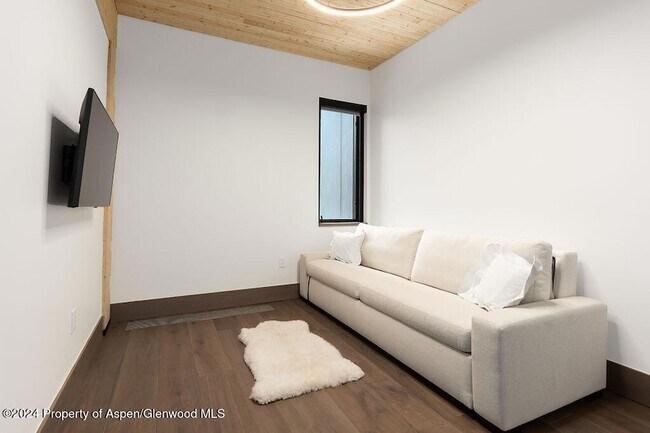 Building Photo - 180 Wood Rd