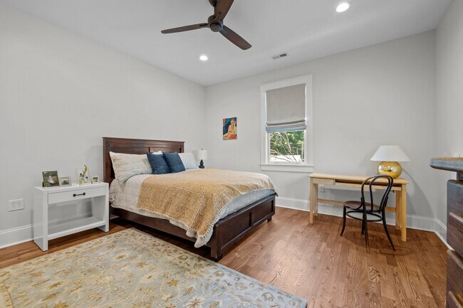 Building Photo - Gorgeous Renovation near Downtown Durham -...