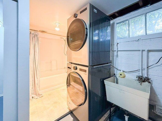 Building Photo - Beautiful Home in Convenient Northgate Location