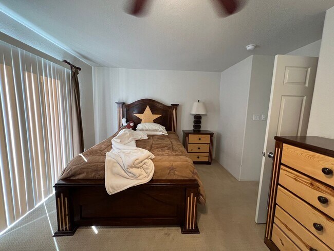 Building Photo - 3 BEDROOM IN WILDFLOWER!