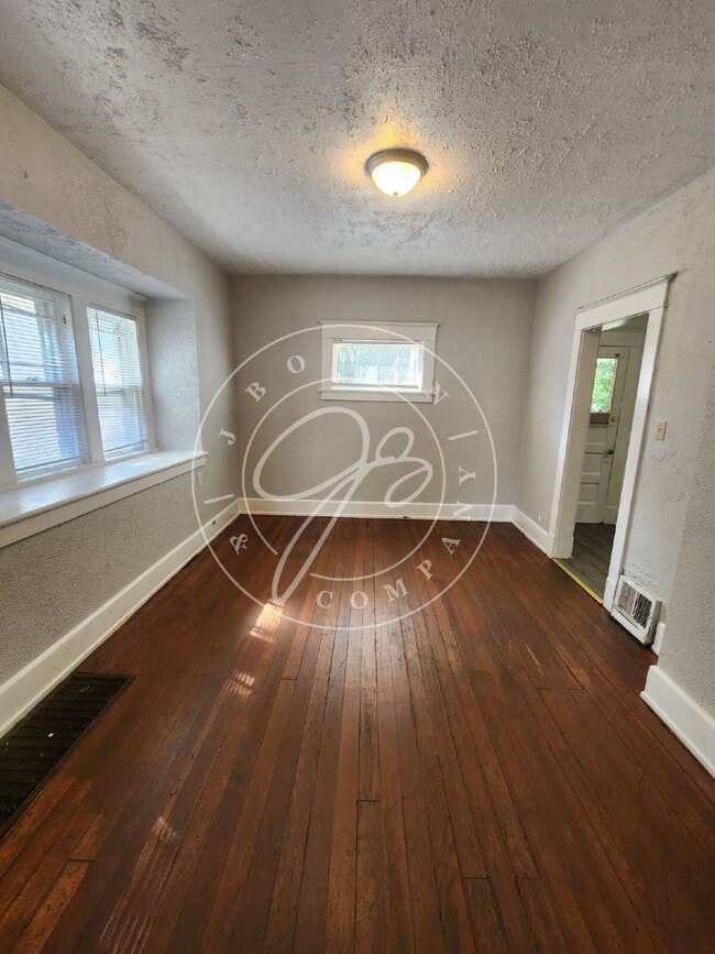 Building Photo - 3 bed 1 bath with bonus room on 1st floor