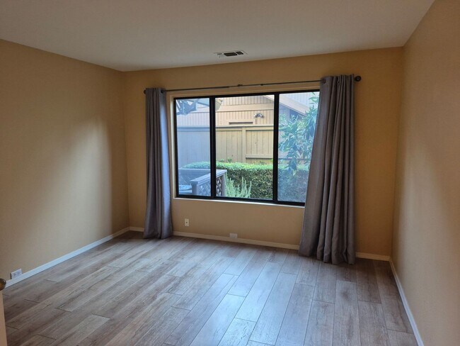 Building Photo - Beautiful  4 bedroom 2.5 bath with loft & Pool