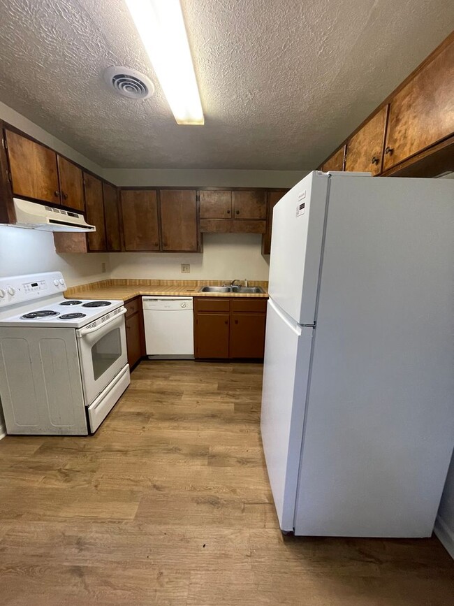 Building Photo - 102 Redstone Dr