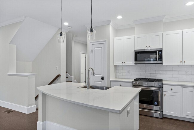 Building Photo - 15 Lily Pond Ln