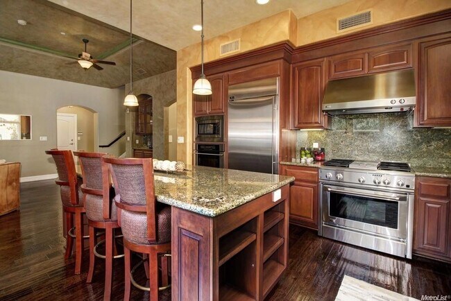 Building Photo - Absolutely Stunning Home in Fabulous Pavilions Place Community