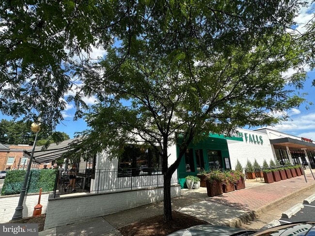 Building Photo - 411 Hampton Ct