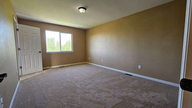 Building Photo - SPACIOUS HOME WITH FINISHED BASEMENT IN NORTH RANGE VILLAGE!
