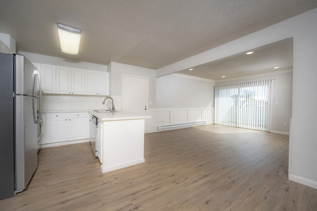 Breakwater 3 Bed, Kitchen - Breakwater Apartments