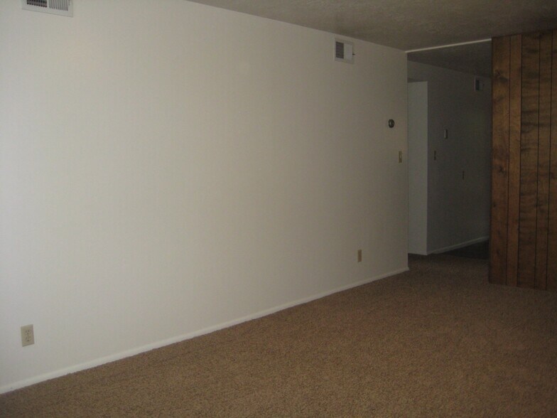 Building Photo - 370 W 200 N