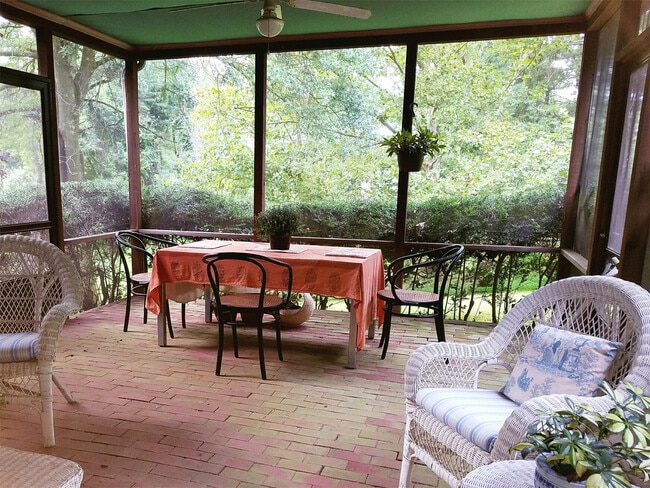 Building Photo - 6 Summer Hill Rd