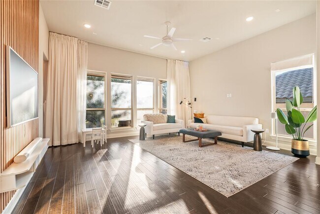 Building Photo - 11905 Deering Pl