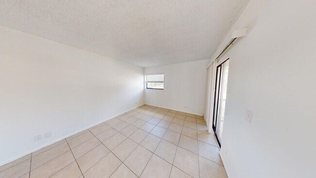 Building Photo - 1580 Montauk Dr