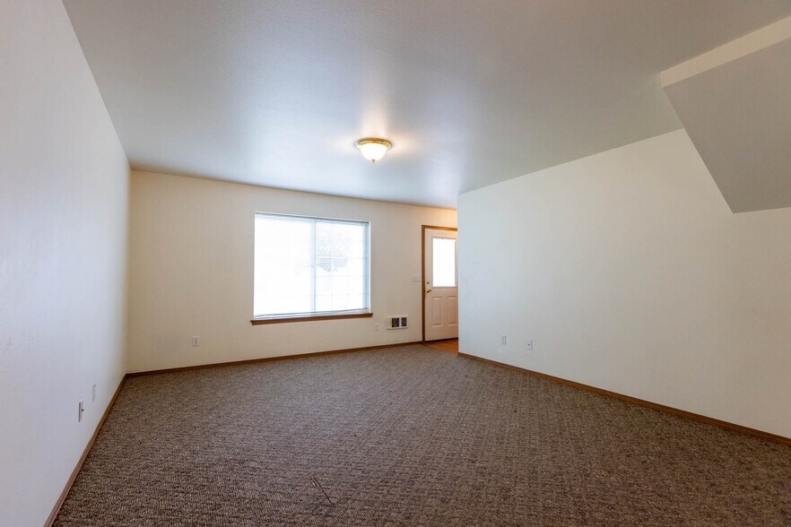 Living room - 1608 N Brook Ct