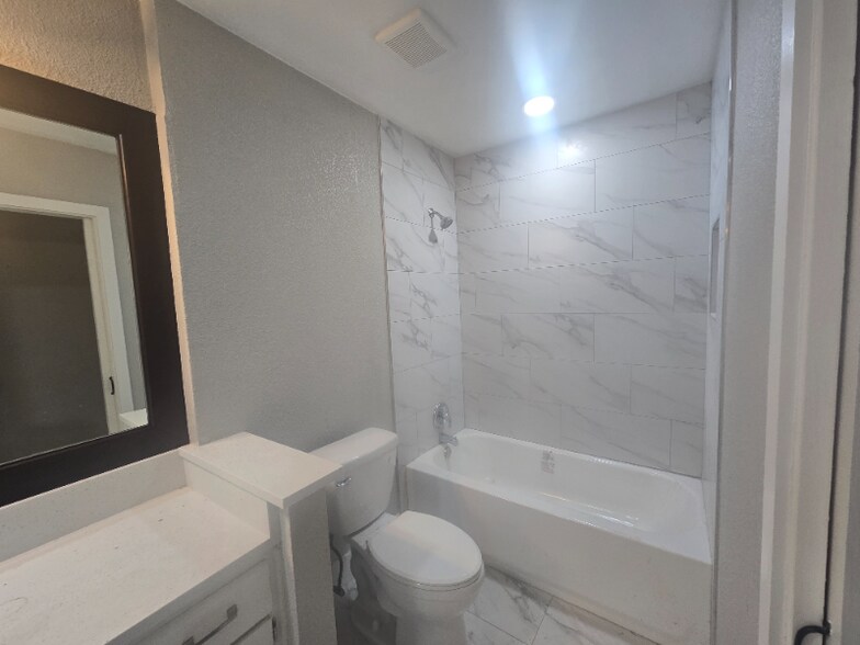 Building Photo - 4911 Belle Ellen