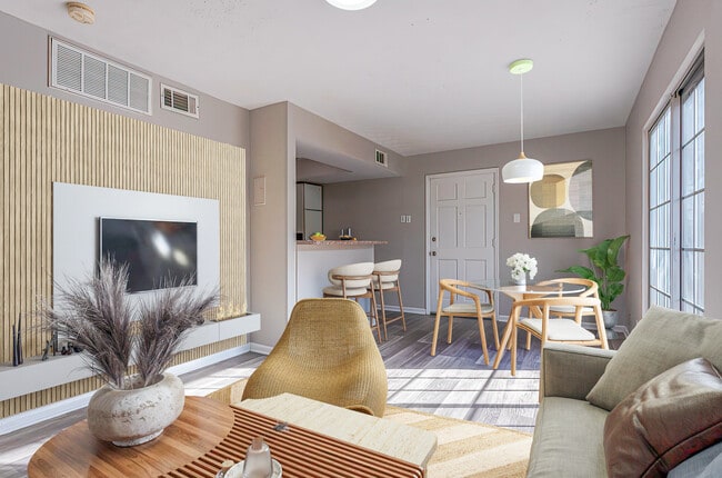 Building Photo - Lansdowne Grove - FREE Rent!