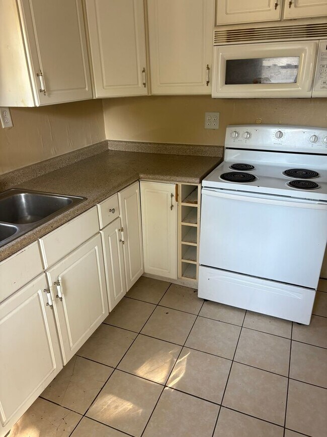 Building Photo - 2 BR house w garage, CA, fireplace