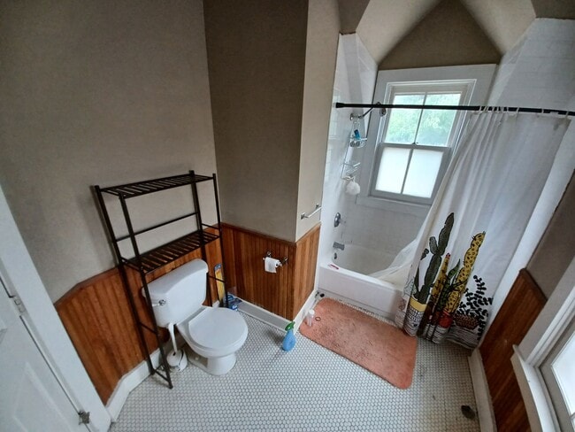 Building Photo - Single Family Home Rich in History - Great...
