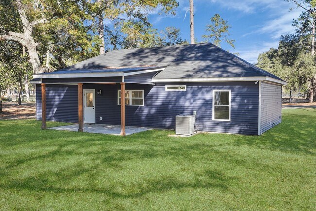 Building Photo - Spacious 3 Bedroom Home with Bonus Suite i...