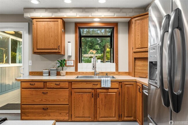 Building Photo - Classic Mid-Century Rambler with Modern Co...