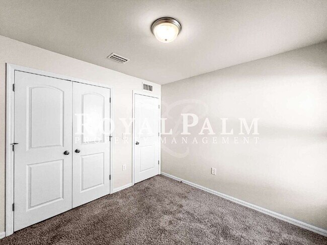 Building Photo - 4BR/2BA Duplex Living in Vistanna Villas + Washer & Dryer! — Space, Style, and Laundry Convenienc...