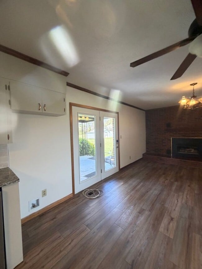 Building Photo - Maryville 37801 - Newly Remodeled 2 bedroom 2 full bath rancher with carport - Contact Debra John...