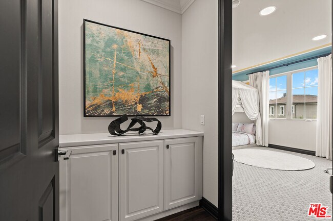 Building Photo - 55 suede