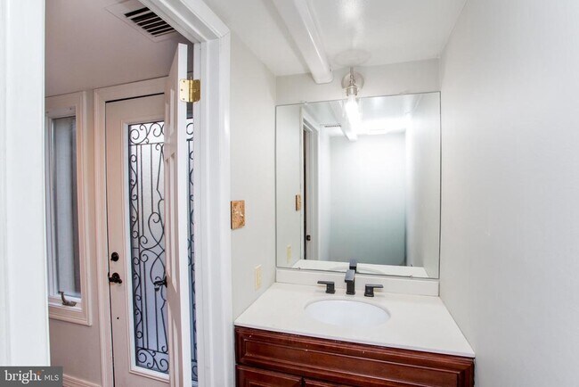 Building Photo - 17 Eden Roc