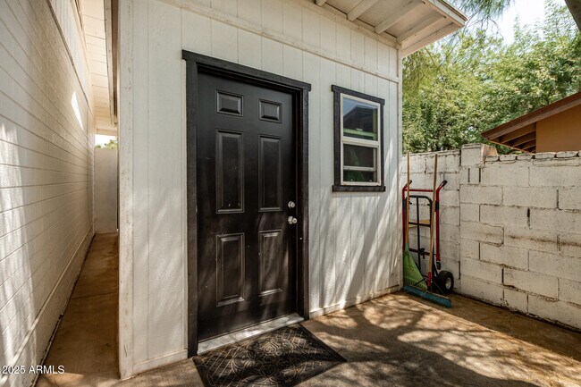 Building Photo - 6925 E Rancho Vista Dr