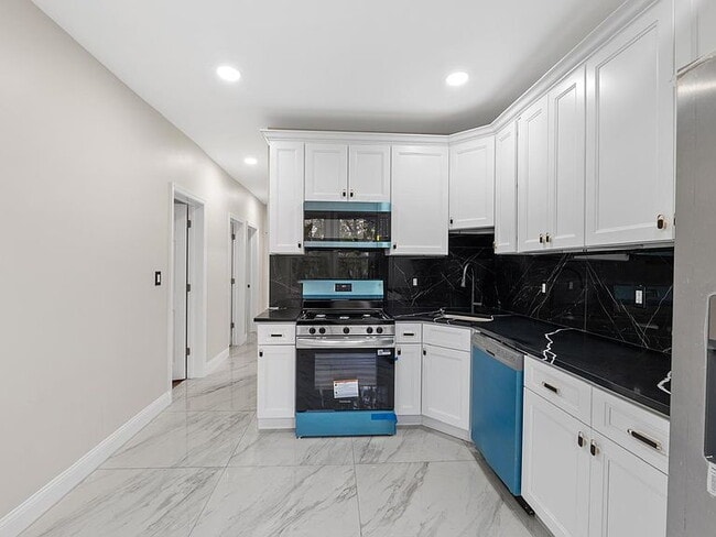 Building Photo - 3-Bedroom Gem with Modern Comfort in Bayonne – 1300 Sq. Ft. of Urban Living!"