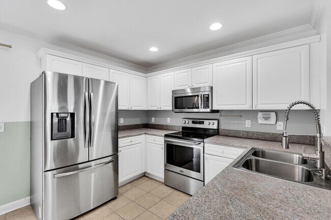 Building Photo - 3 bedroom with Community POOL!