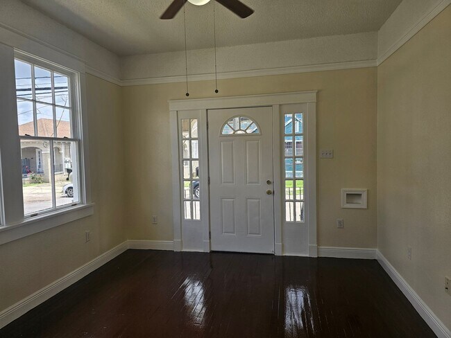 Building Photo - 3 Bedroom Apt. steps from Xavier University New Orleans