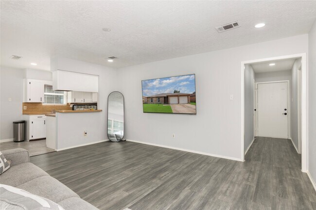 Building Photo - 4158 Bermuda Dr