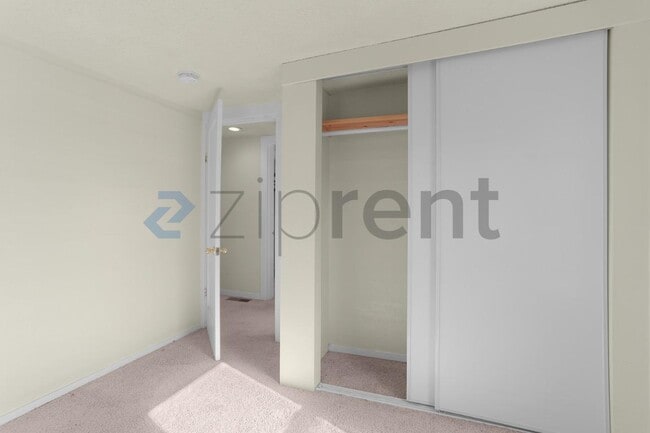 Building Photo - Unit